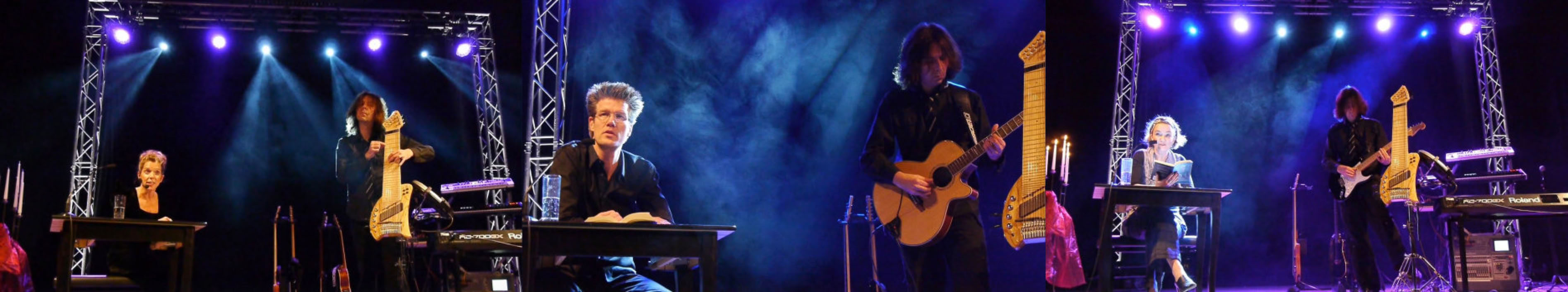 Live Lesung mit Musik auf einer Bühne mit blauer Beleuchtung; Ein Musiker mit Instrumenten wie Keyboards, Gitarren und Koyabu-Symmetric-Board und 3 sprechende Personen sind zu sehen.